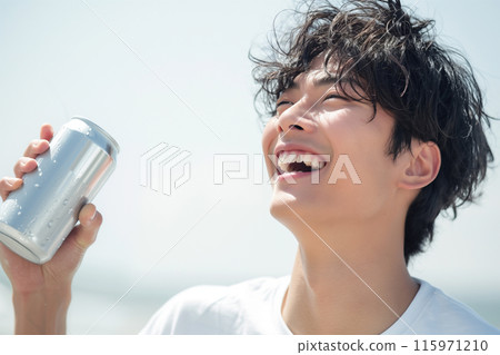 年輕的亞洲男子微笑著拿著一罐 115971210