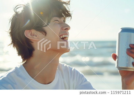 年輕的亞洲男子微笑著拿著一罐 年輕的亞洲男子微笑著拿著一罐 115971211