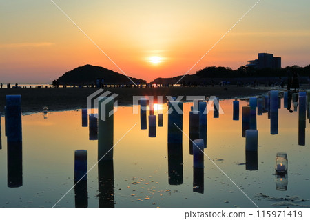 【香川縣】黃昏的父母濱(瀨戶內海鏡) 以壯觀的日落而聞名的旅遊勝地 【香川縣】黃昏的父母濱(瀨戶內海鏡) 以壯觀的日落而聞名的旅遊勝地 115971419