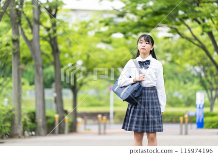 有書包的學校女孩 115974196