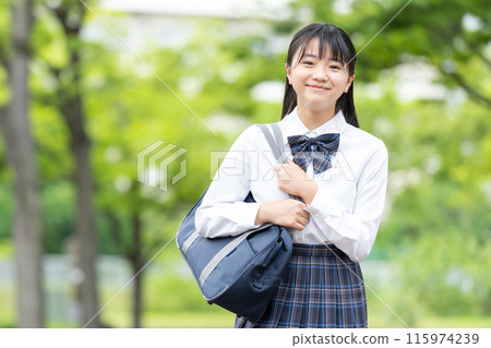 有書包的學校女孩 115974239