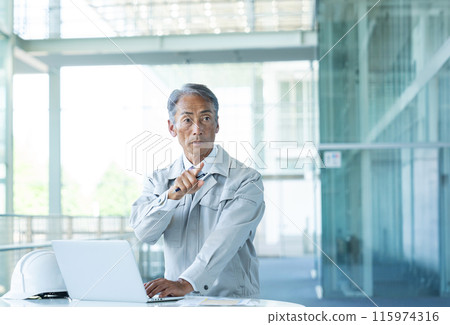 穿著工作服的老人 115974316