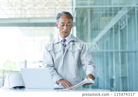 穿著工作服的老人 115974317