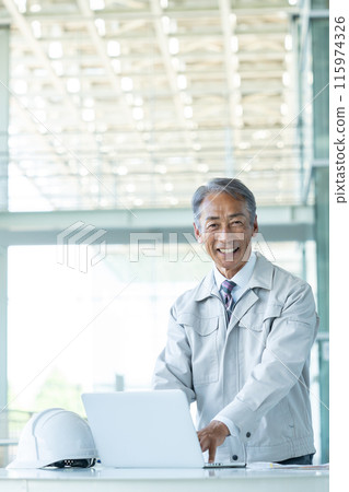 穿著工作服的高級商人 115974326