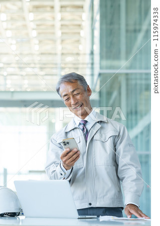 Senior man wearing work clothes 115974338