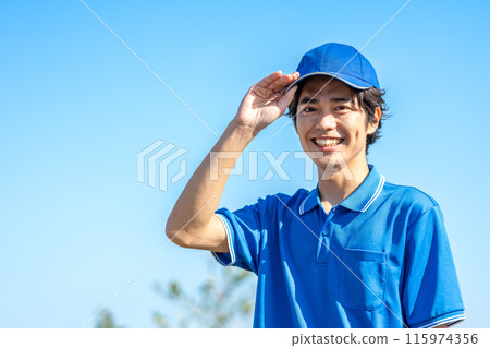 穿著工作服戴帽子的年輕男司機 115974356