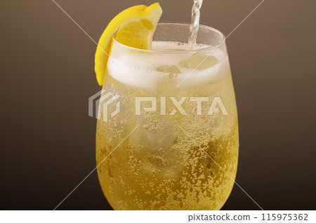 Ice-cold highball 115975362
