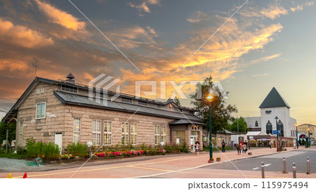 「北海道」夕陽的天空和JR美瑛站 115975494