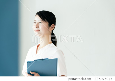 nurse young woman nurse young woman 115976047