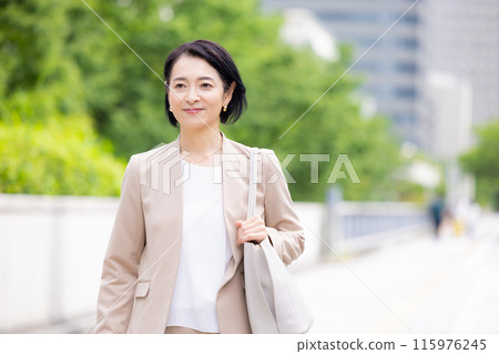 商務中間女人肖像 115976245