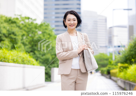 商務中間女人肖像 115976246