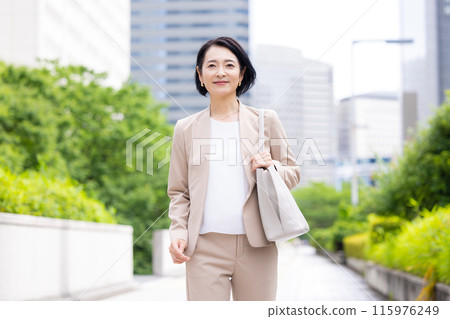 商務中間女人肖像 商務中間女人肖像 115976249