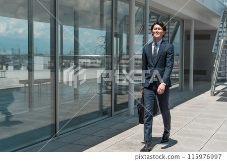一位年輕的亞洲男性商人在公司/辦公室上班、現場銷售、新開發、上門銷售。 115976997