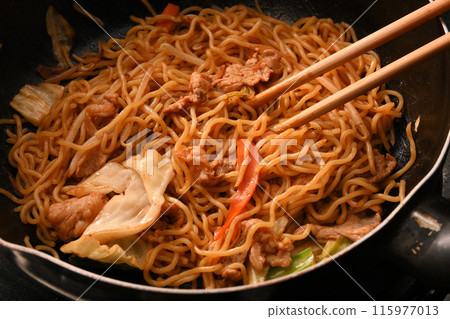 Making yakisoba Making yakisoba 115977013