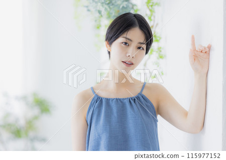 藍色吊帶背心的女人 藍色吊帶背心的女人 115977152