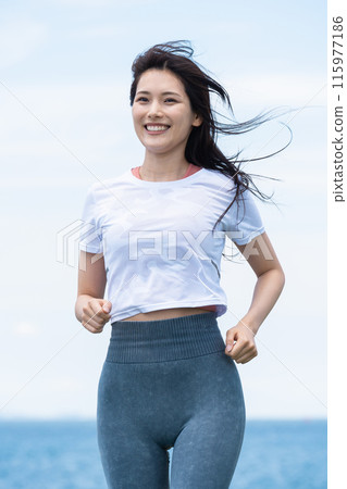 Young woman jogging on the seaside 115977186