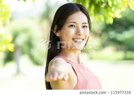 在綠色公園做瑜珈的女人（戶外肖像，放鬆） 115977339