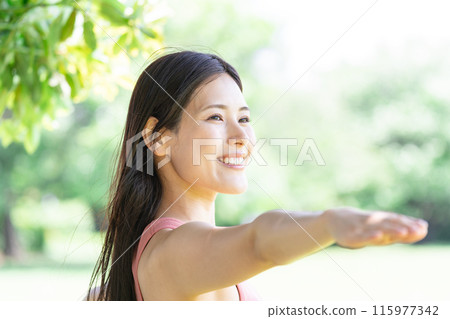 在綠色公園做瑜珈的女人（戶外肖像，放鬆） 115977342
