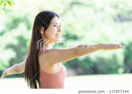 在綠色公園做瑜珈的女人（戶外肖像，放鬆） 115977344