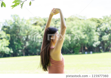 在綠色公園做瑜珈的女人（戶外肖像，放鬆） 115977360