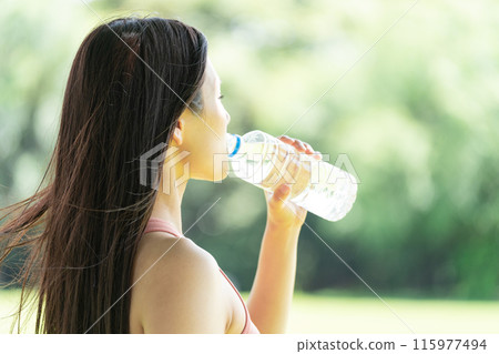 在綠色公園補水的女性（戶外肖像、休息和放鬆） 115977494