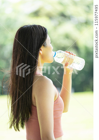 在綠色公園補水的女性（戶外肖像、休息和放鬆） 115977495