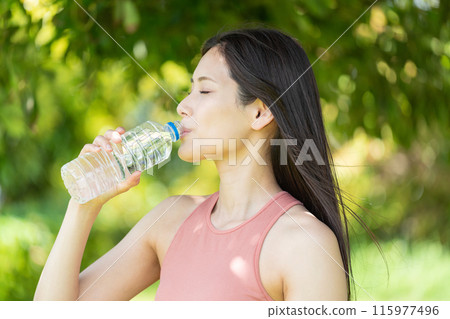 在綠色公園補水的女性（戶外肖像、休息和放鬆） 115977496