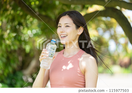 在綠色公園補水的女性（戶外肖像、休息和放鬆） 115977503