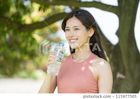 在綠色公園補水的女性（戶外肖像、休息和放鬆） 115977505