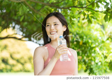 在綠色公園補水的女性（戶外肖像、休息和放鬆） 115977508