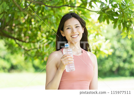 在綠色公園補水的女性（戶外肖像、休息和放鬆） 115977511