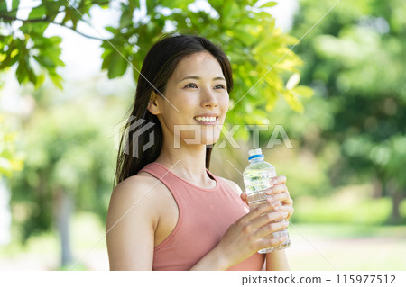 在綠色公園補水的女性（戶外肖像、休息和放鬆） 115977512