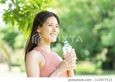 在綠色公園補水的女性（戶外肖像、休息和放鬆） 115977513