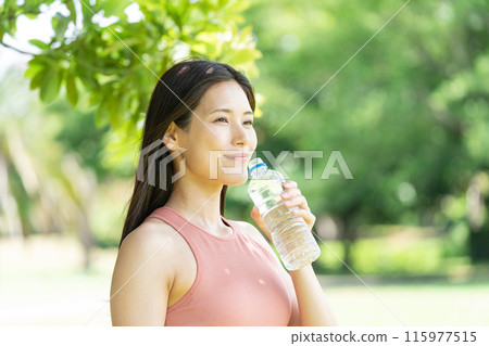 在綠色公園補水的女性（戶外肖像、休息和放鬆） 115977515