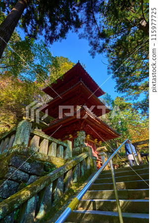 秋季從群馬縣高崎市榛名神社參道入口眺望的三層寶塔（新鳳殿） 115977725