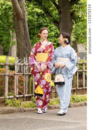穿著和服的外國婦女和日本婦女在日本花園中漫步 115978534