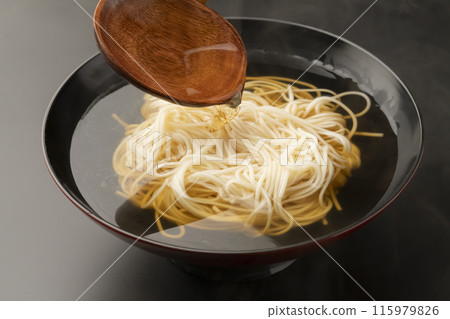麵條,牛麵,煮麵條,將麵湯倒入木勺中 麵條,牛麵,煮麵條,將麵湯倒入木勺中 115979826