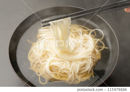 麵條，nyumen，煮麵條，筷子向上，用筷子提起 115979886