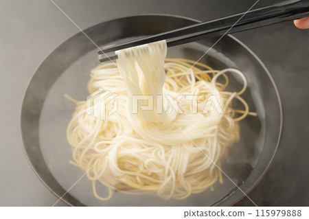 麵條，nyumen，煮麵條，筷子向上，用筷子提起 115979888