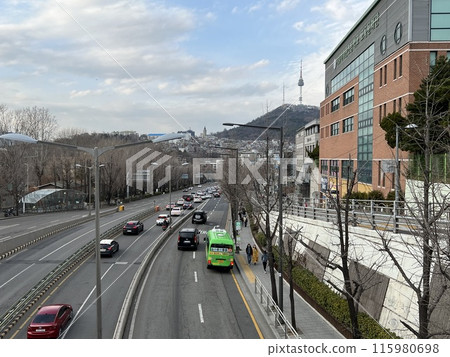 從高架橋上看梨泰院南山塔 115980698