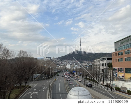 從高架橋上看梨泰院南山塔 115980699