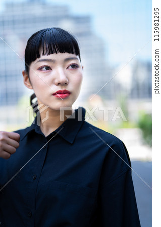 一位嚴肅的女士 115981295