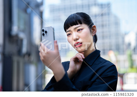女商人擔心擁有智能手機 115981320