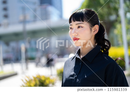 一位嚴肅的女士 115981339