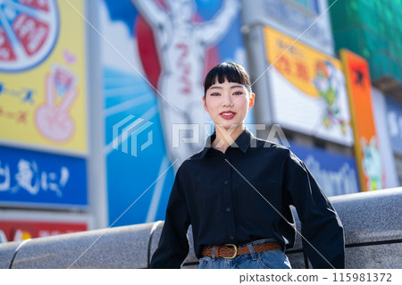 大阪道頓堀觀光的女性 115981372