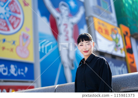 A woman sightseeing in Dotonbori, Osaka 115981373