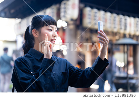 在旅遊景點自拍的年輕女子 在旅遊景點自拍的年輕女子 115981386