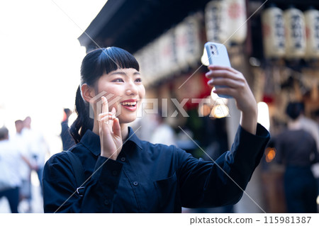 在旅遊景點自拍的年輕女子 115981387