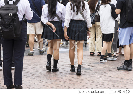 澀谷站前行走的女高中生的後視 澀谷站前行走的女高中生的後視 115981640