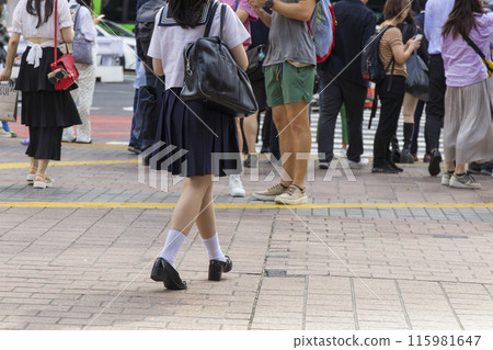 穿著水手服在澀谷車站前行走的女高中生的後視 穿著水手服在澀谷車站前行走的女高中生的後視 115981647